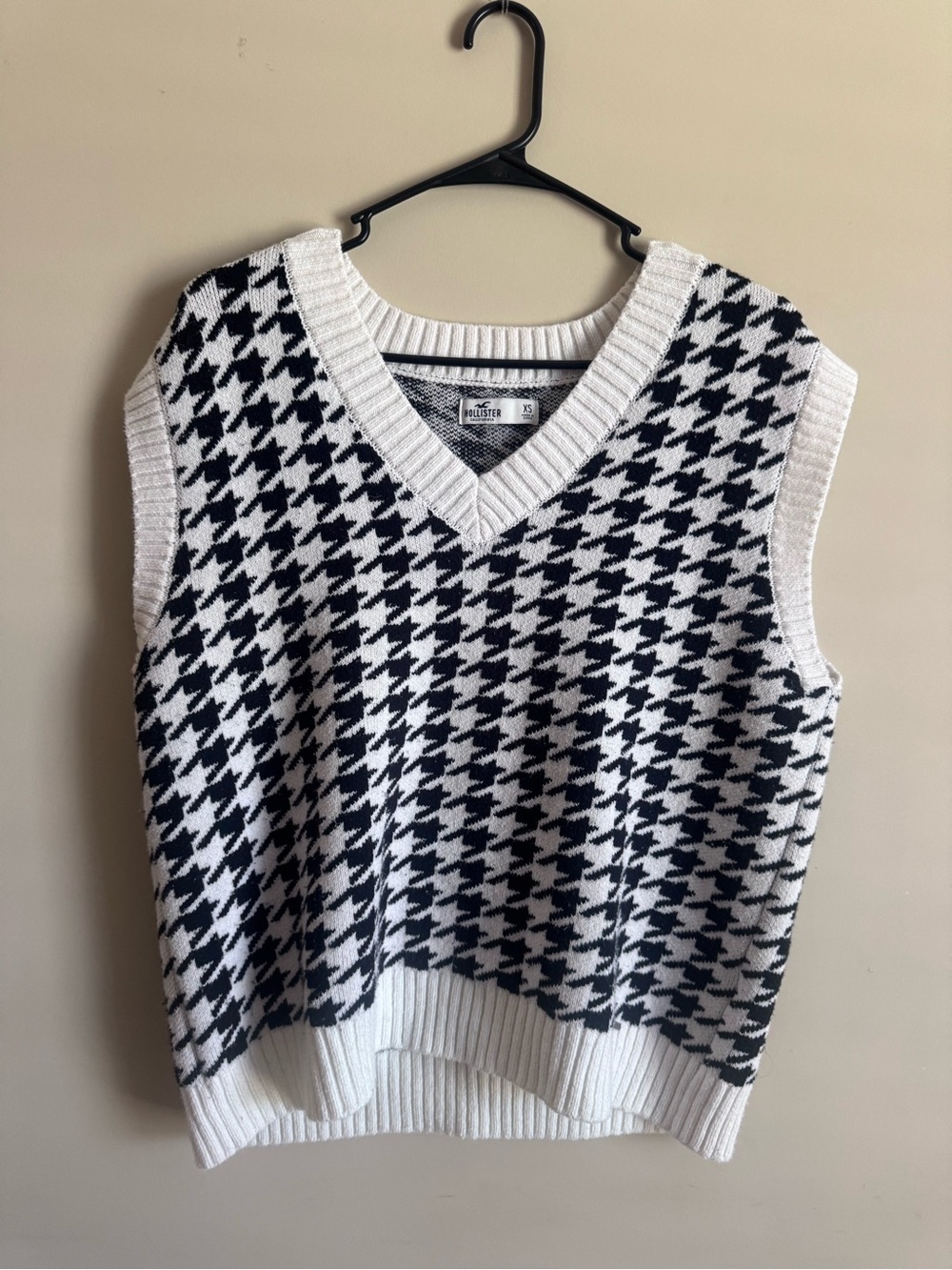 Hollister Black & White Houndstooth V-Neck Sweater Vest